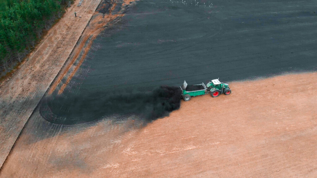 Biokull spres på jordet.